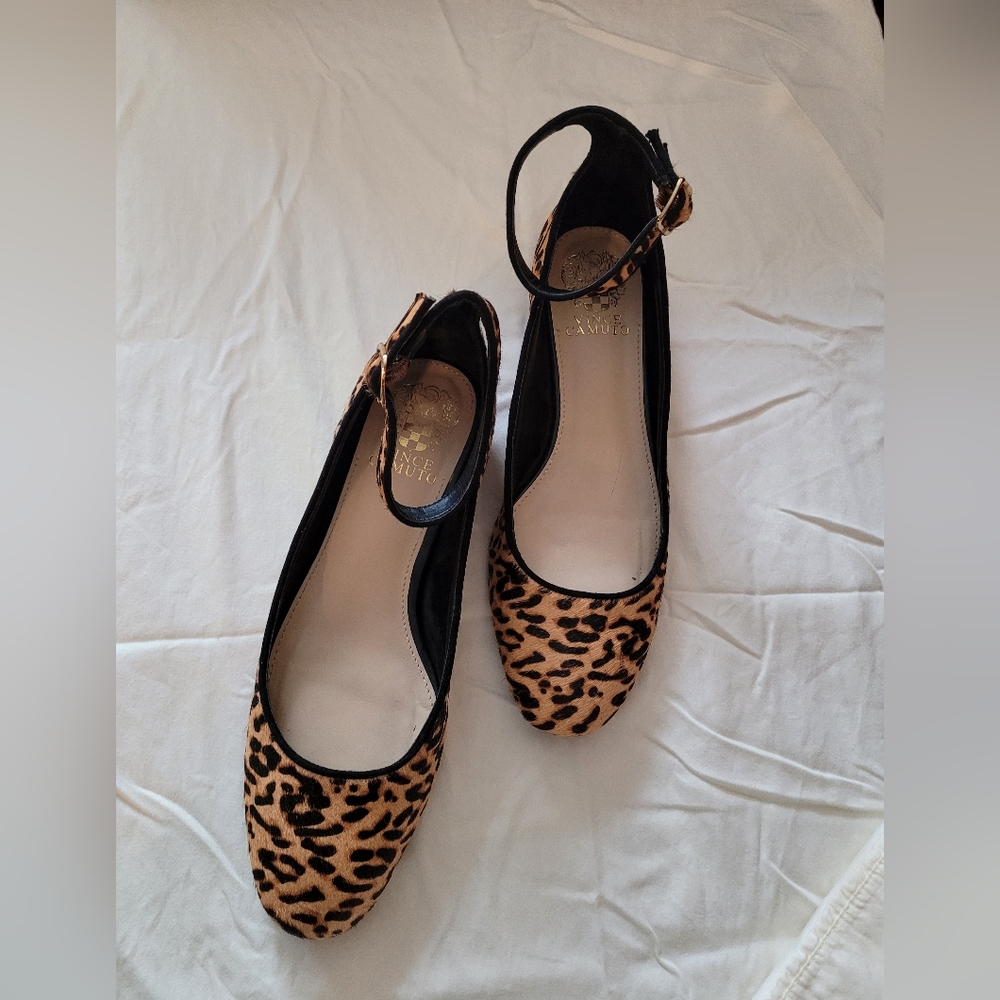 EUC Vince Camuto Attero Calf Hair Leopard print flats size 7.5
